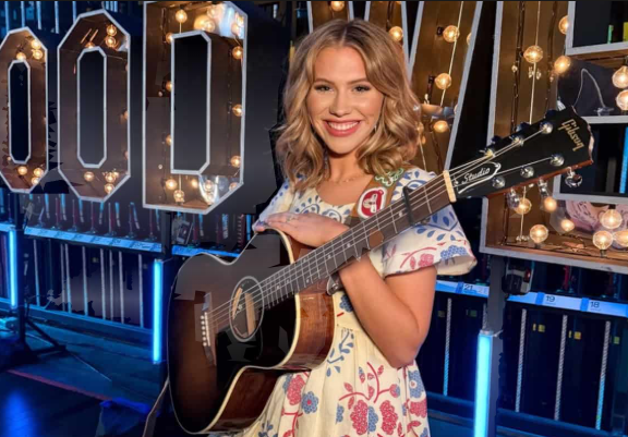 Hannah Harper performing after her American Idol win.