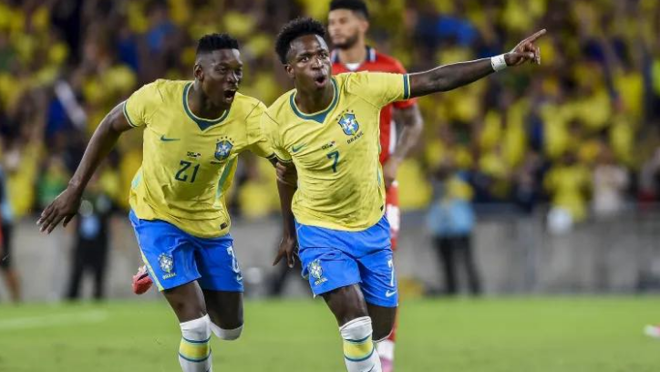 Brazil soccer players celebrate during the Brazil vs Panama match at Maracanã Stadium after scoring in a 6-2 victory